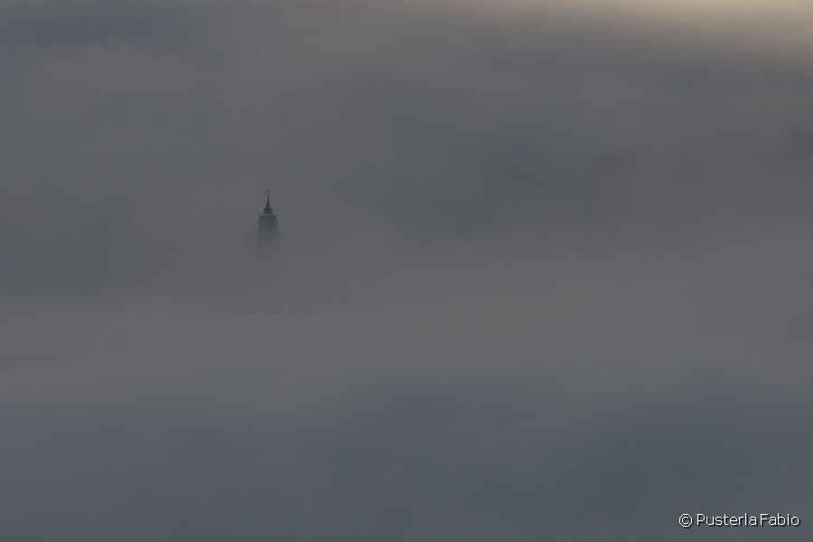 Faro nella nebbia